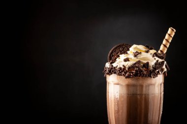 Çikolatalı milkshake ve çikolata parçalı kurabiyeler..