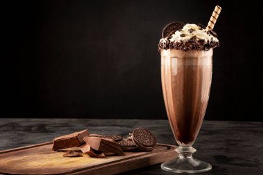 Çikolatalı milkshake ve çikolata parçalı kurabiyeler..