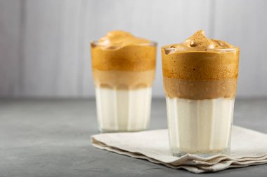 Buzlu Dalgona Kahve, sütlü bardak ve kremalı kahve.