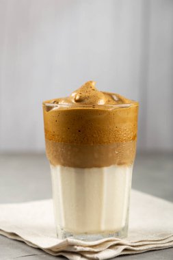 Buzlu Dalgona Kahve, sütlü bardak ve kremalı kahve.