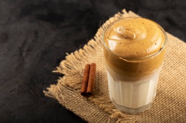 Buzlu Dalgona Kahve, sütlü bardak ve kremalı kahve.