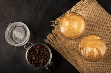 Buzlu Dalgona Kahve, sütlü bardak ve kremalı kahve.