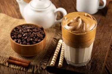 Buzlu Dalgona Kahve, sütlü bardak ve kremalı kahve.