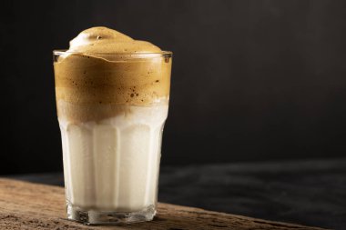 Buzlu Dalgona Kahve, sütlü bardak ve kremalı kahve.