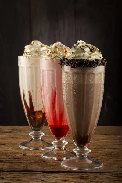 Tre Glas Milkshake Med Olika Smaker Choklad Vanilj Och Jordgubbsmilkshake — Stockfoto
