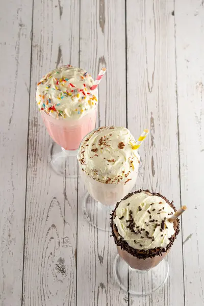 Drei Gläser Milchshake Mit Verschiedenen Aromen Schokolade Vanille Und Erdbeer — Stockfoto