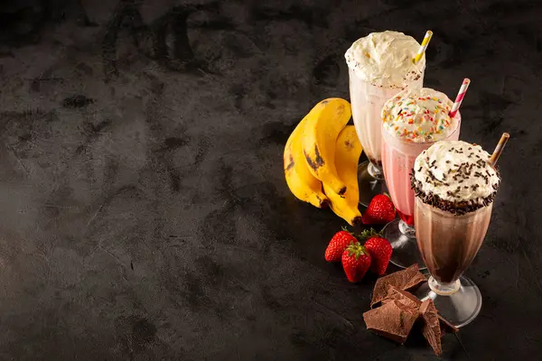 Три Стакана Молочного Коктейля Разнообразными Вкусами Шоколадный Ванильный Клубничный Молочный — стоковое фото