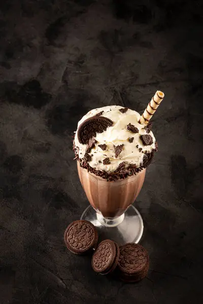 巧克力奶昔和巧克力片饼干 — 图库照片