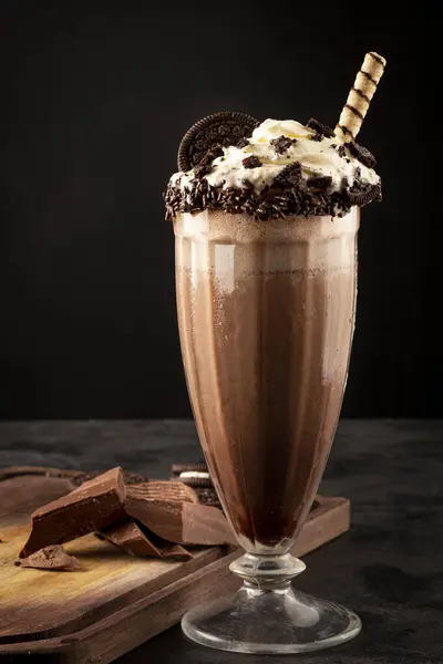 Choklad Milkshake Med Bitar Chocolate Chip Cookies — Stockfoto