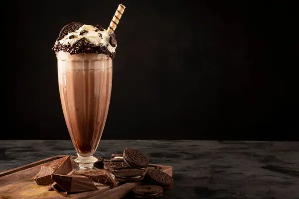 Choklad Milkshake Med Bitar Chocolate Chip Cookies — Stockfoto