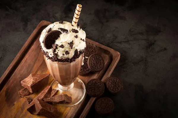 巧克力奶昔和巧克力片饼干 — 图库照片