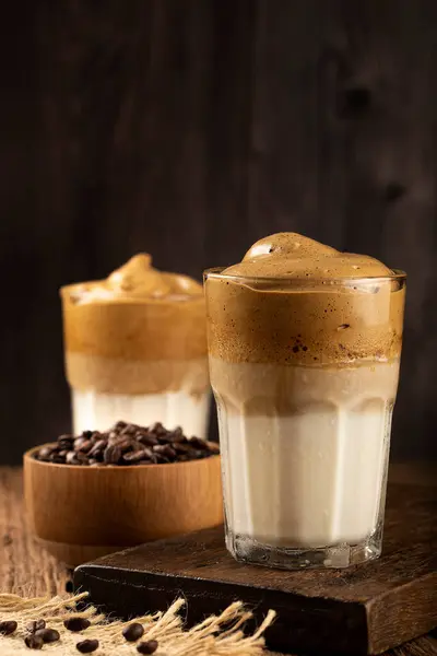Buzlu Dalgona Kahve Sütlü Bardak Kremalı Kahve — Stok fotoğraf