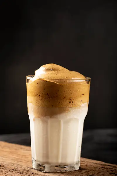 Ice Dalgona Kaffe Glas Med Mjölk Och Kaffe Grädde — Stockfoto
