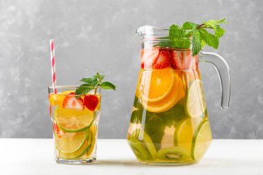 Taze yaz meyveleriyle tatlandırılmış su.