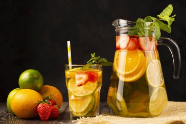 Taze yaz meyveleriyle tatlandırılmış su.