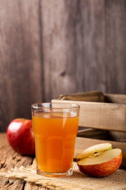 Elma suyu ve kırmızı elmalar masada..