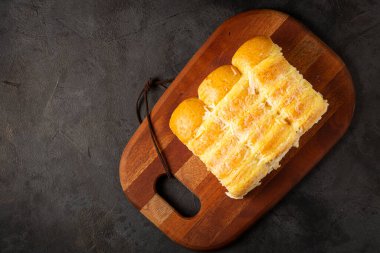 Kremalı ve hindistan cevizli tatlı ekmek..