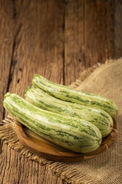 Masada yeşil İtalyan kabağı var..