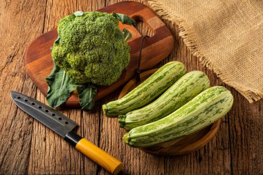 Kabak ve brokoli masada..