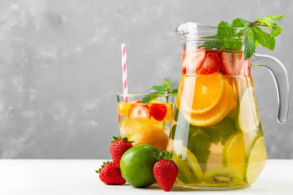 Acqua Aromatizzata Con Frutta Fresca Estiva — Foto Stock
