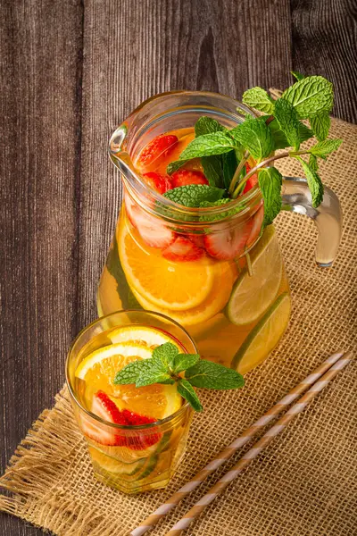Agua Aromatizada Con Fruta Fresca Verano — Foto de Stock