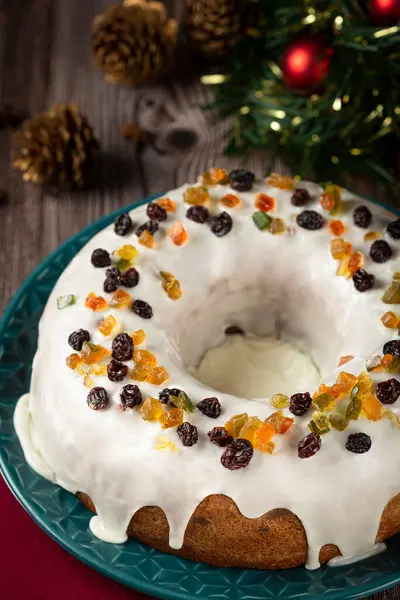 圣诞蛋糕 有甜甜蜜蜜的水果 — 图库照片
