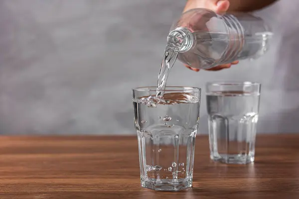 Bicchiere Acqua Dolce Sul Tavolo — Foto Stock