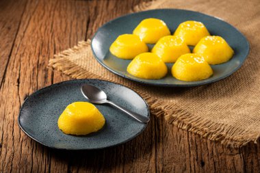 Quindim. Geleneksel Portekiz yumurta bazlı tatlı.