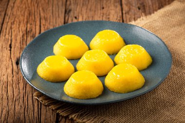 Quindim. Geleneksel Portekiz yumurta bazlı tatlı.