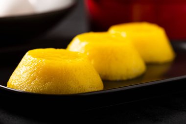 Quindim. Geleneksel Portekiz yumurta bazlı tatlı.