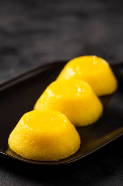 Quindim. Geleneksel Portekiz yumurta bazlı tatlı.