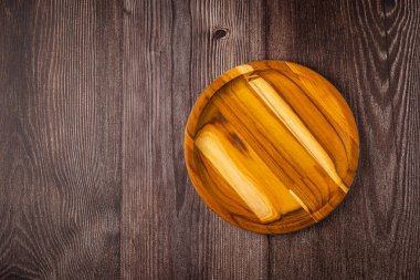 Tahta masadaki boş tabak. Resmin üst görünümü.