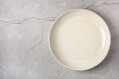Boş bir tabak tahtaya. Resmin üst görünümü.