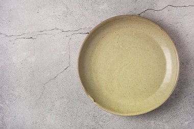 Boş bir tabak tahtaya. Resmin üst görünümü.