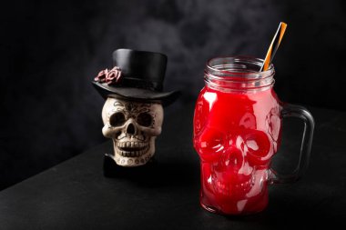 Cadılar Bayramı içkisi. Kafatası bardağında kan içiyorum..
