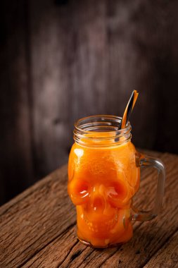 Cadılar Bayramı içkisi. Kafatası bardağında balkabağı içeceği.