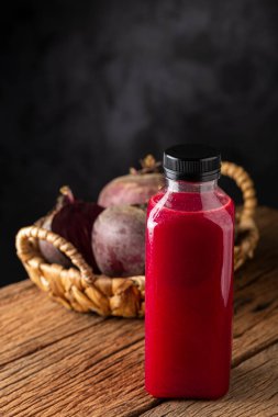 Plastik şişede kırmızı pancar suyu.