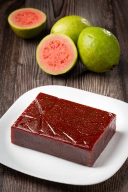 Guava ezmesi, tipik bir guava tatlısı. Ayrıca Goiabada olarak da bilinir..
