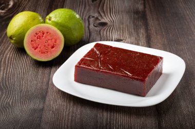 Guava ezmesi, tipik bir guava tatlısı. Ayrıca Goiabada olarak da bilinir..