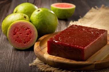 Guava ezmesi, tipik bir guava tatlısı. Ayrıca Goiabada olarak da bilinir..