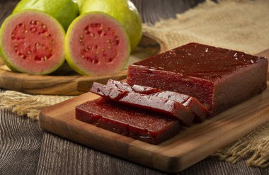 Guava ezmesi, tipik bir guava tatlısı. Ayrıca Goiabada olarak da bilinir..