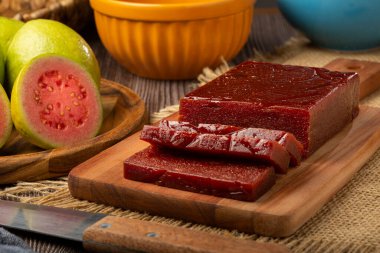 Guava ezmesi, tipik bir guava tatlısı. Ayrıca Goiabada olarak da bilinir..