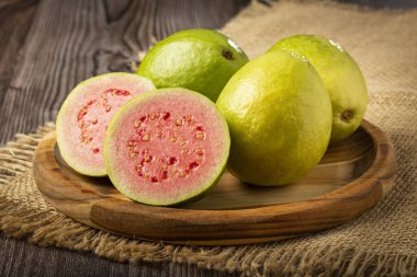 Tahta masada taze kesilmiş guava..