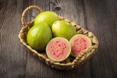 Tahta masada taze kesilmiş guava..