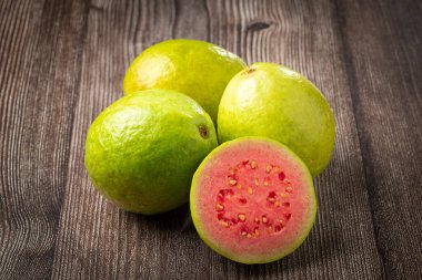 Tahta masada taze kesilmiş guava..