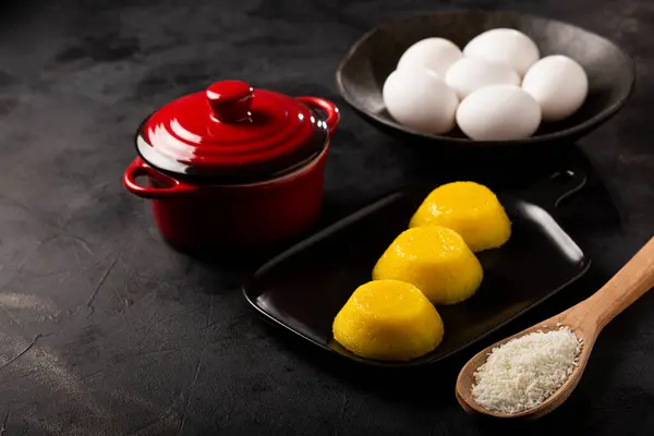 Quindim Geleneksel Portekiz Yumurta Bazlı Tatlı — Stok fotoğraf