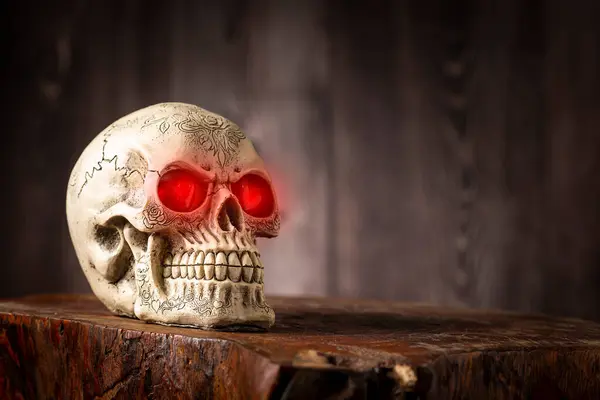 Eski Ahşap Bir Masanın Üzerinde Cadılar Bayramı Kafatası — Stok fotoğraf