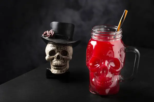 Cadılar Bayramı Içkisi Kafatası Bardağında Kan Içiyorum — Stok fotoğraf