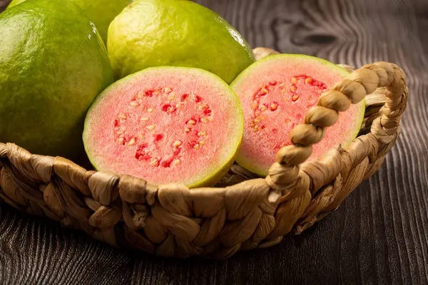 Tahta Masada Taze Kesilmiş Guava — Stok fotoğraf