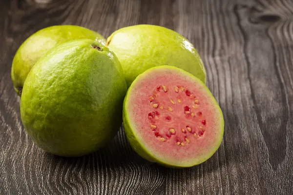 Färska Skivade Guava Träbordet — Stockfoto